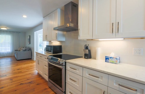 Mount Pleasant House | Renovated Home with 2 Decks & Backyard. Minutes to Shipyard Park, Charleston, Beaches & Boone Hall.