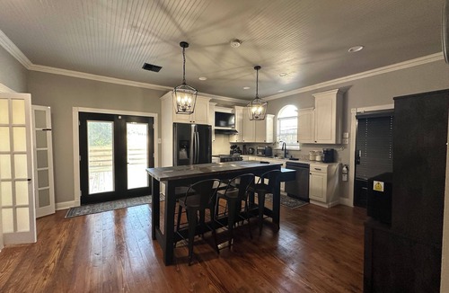 Lafayette House | Renovated & Newly Refined~ w/Front porch & w/Back deck charm~ Scott/Lafayette
