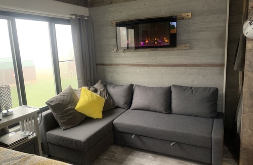 Snowshoe Apartment | Renovated slope side/view, ski in/out, 2216,slps 6