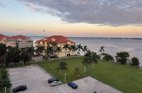 Caloosahatchee Condo | Rent yearly, 2 bedroom condo in Cape Coral . On canal and river Walk to park.