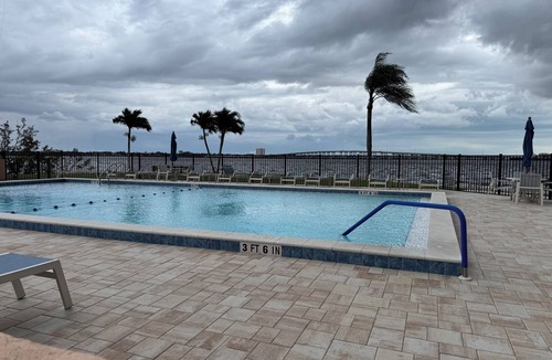 Caloosahatchee Condo | Rent yearly, 2 bedroom condo in Cape Coral . On canal and river Walk to park.