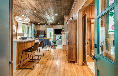 Saluda Cabin | Resilience Road Cabin: Pet Friendly, Walk to Dtown Saluda, near Hiking & Tubing