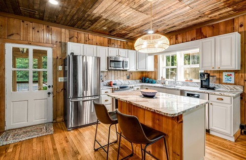 Saluda Cabin | Resilience Road Cabin: Pet Friendly, Walk to Dtown Saluda, near Hiking & Tubing