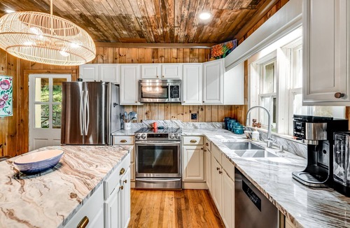 Saluda Cabin | Resilience Road Cabin: Pet Friendly, Walk to Dtown Saluda, near Hiking & Tubing