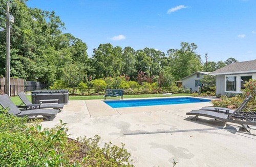 Foley House | Resort Feel Home, Private Pool,Spa,Hammocks. Beach,OWA,Wharf-15min, 5 BedRms