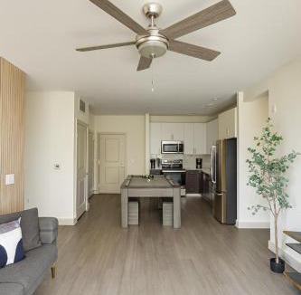 Forest Park Apartment | Resort-Style Retreat|1 King/2 Queens, Pool table 6