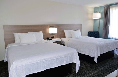 Foley Hotel | Restful Room Near Foley Sports Complex -1.21mi | Explore & Relax Comfortably!