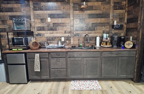 Willisburg Cottage | Restin' Holes Ky Bourbon Trail B -Sauna-HotTub-Gym-Playground-Waterfall-Themed