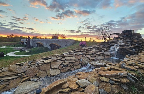 Willisburg Cottage | Restin' Holes Ky Bourbon Trail B -Sauna-HotTub-Gym-Playground-Waterfall-Themed
