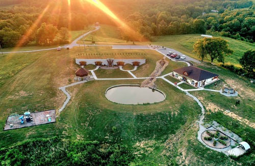 Willisburg Cottage | Restin' Holes Ky Bourbon Trail B -Sauna-HotTub-Gym-Playground-Waterfall-Themed