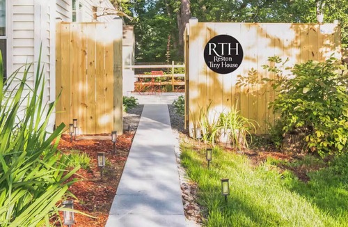 Reston Apartment | Reston Tiny House – Pristine 1BR, King Bed, Hot Tub, Close to IAD, Tysons & DC.