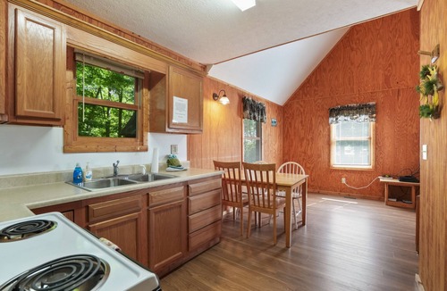 Logan Cabin | Retreat Cabin #9 | Hocking Hills, Sleeps 6