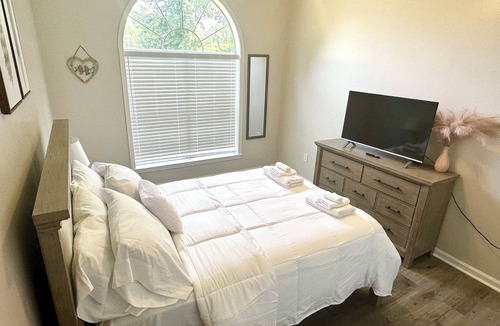 Olive Branch House | Retreat To This 5 Star Hidden Gem in Olive Branch!