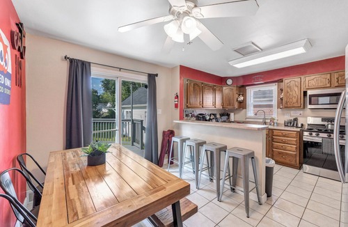 Green Bay House | [RETRO ARCADE GAME CAVE]-5 Bedrooms 2 Full Baths [Stadium 1.3 Miles] 2 KINGs