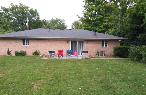Parkdale House | Retro Decor 2 BR Ranch with sofa sleeper
