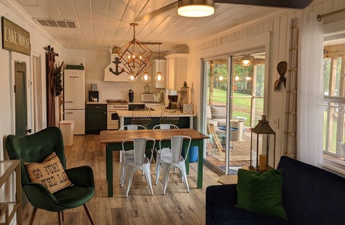 Jacksons' Gap Cabin | Retro Lakeside Retreat - tranquil and welcoming