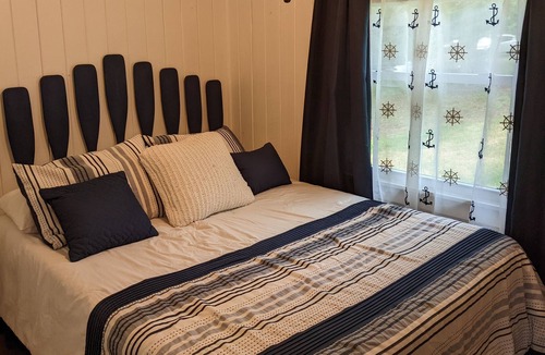 Jacksons' Gap Cabin | Retro Lakeside Retreat - tranquil and welcoming