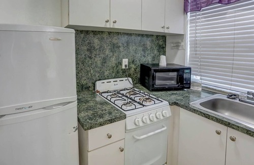 Hollywood Lakes Hotel | Richard's Pet Friendly Motel