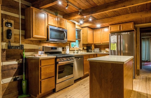 Gnaw Bone Cabin | Ridge View Log Cabin | Hot Tub, Game Shed & EV Charger 2BR, 2 BA