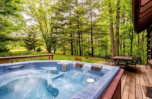 Gnaw Bone Cabin | Ridge View Log Cabin | Hot Tub, Game Shed & EV Charger 2BR, 2 BA