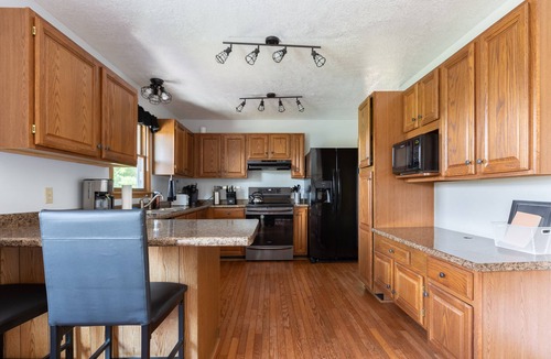 Burnsville Cottage | Ridgetop Retreat near Asheville, Hot Tub & Views!