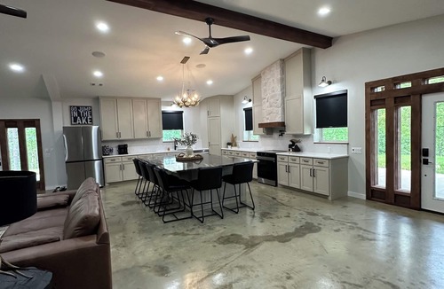 Kirby House | Ridgeview at Kirby Landing - Sleeps 14- 1 mile to boat landing at Lake Greeson