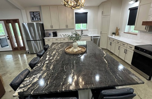 Kirby House | Ridgeview at Kirby Landing - Sleeps 14- 1 mile to boat landing at Lake Greeson