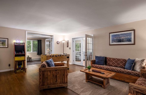 Berkeley Springs House | Right Mountain Attitude - Hot Tub Fire Pit