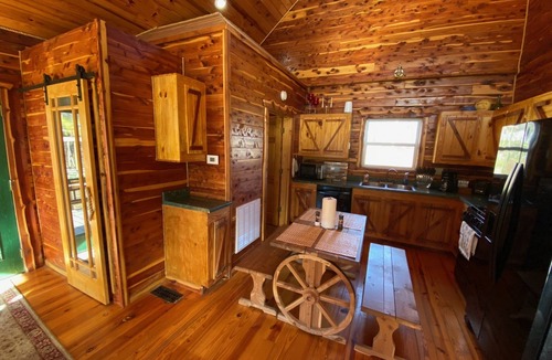 Mammoth Spring Cabin | Rio Escape
