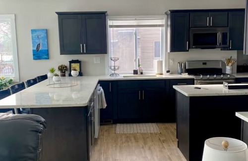 Brighton House | Rise and Shine Island Lake Cabin Beautiful 3-bedroom house with AC