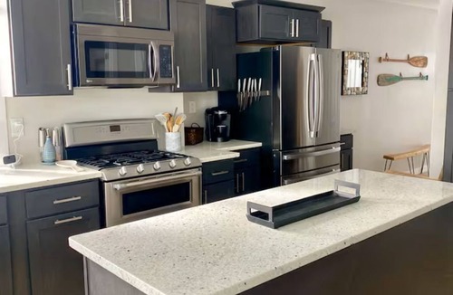 Brighton House | Rise and Shine Island Lake Cabin Beautiful 3-bedroom house with AC