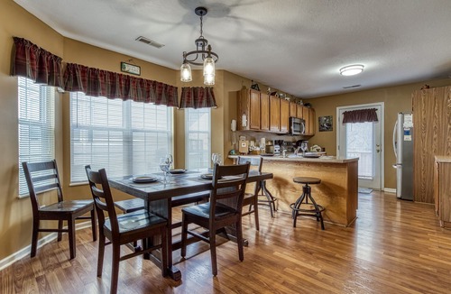 Pigeon Forge Ski Chalet | River Access- 1 Mile off of Pigeon Forge Parkway- Hot Tub-motor cycle Friendly