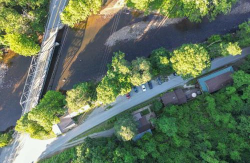 Leadsville Hotel | River Front Resort