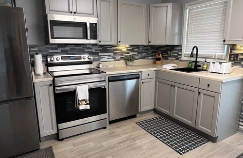 Madison House | River Living - One Story - 2 bd/2ba - On the River - 2Blks to Main St - VIEWS