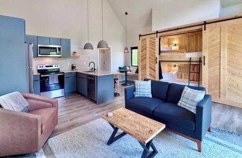 Stanton Cabin | River Rascal by Three Suns Cabins/Scenic views/River/Hot Tub/Firepit