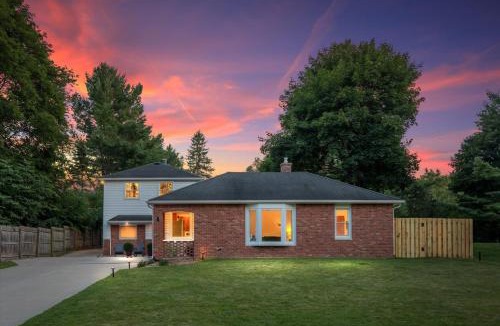 Ann Arbor House | River Rock Guest House - A Quiet Haven wFirepit, Walking & Biking River Trails