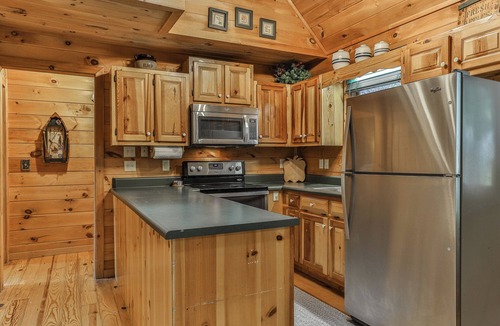 Ellijay Cabin | River's Edge is a beautiful 3 bed/3 full bath riverfront cabin on the Cartecay