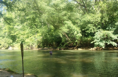 Dahlonega House | River with private beach, wineries, hot tub, and a great place for celebrations.