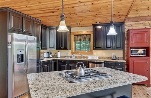 Bentonville House | River Woods Retreat: Hot Tub, Hikes, 2 Fireplaces, EV