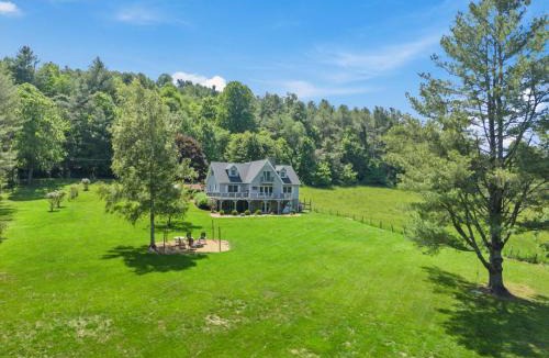 Jefferson House | Riverbank Retreat