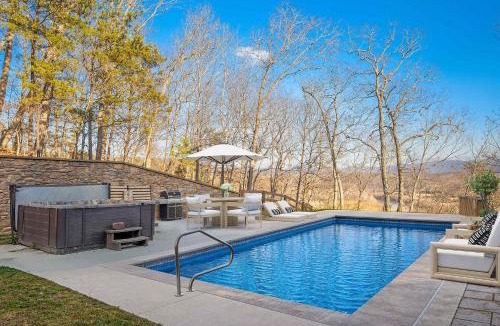 Bentonville House | Riverbend Lodge Spacious Riverfront Home with Hot Tub Pool & Mountain view