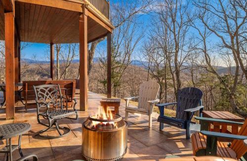 Bentonville House | Riverbend Lodge Spacious Riverfront Home with Hot Tub Pool & Mountain view