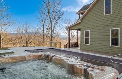 Bentonville House | Riverbend Lodge Spacious Riverfront Home with Hot Tub Pool & Mountain view