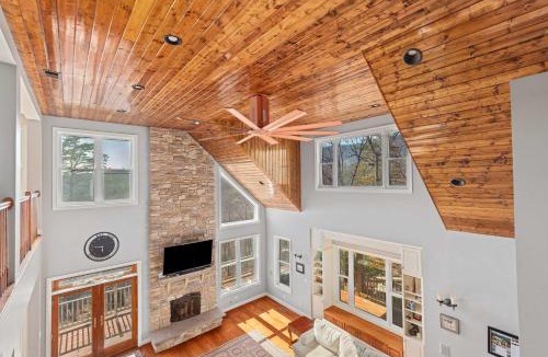 Bentonville House | Riverbend Lodge Spacious Riverfront Home with Hot Tub Pool & Mountain view