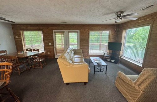 Mountain Home Cabin | Riverfront Cabin on North Fork River CWTR25
