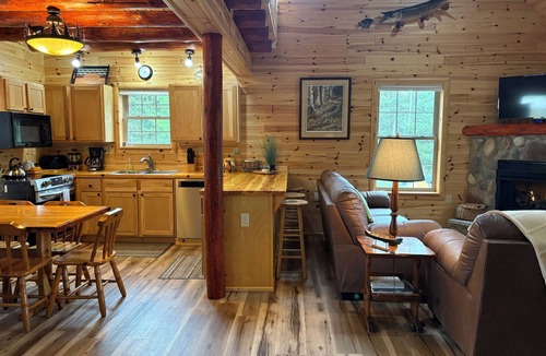 Luzerne Cabin | Riverfront Cabin : The Cozy Brown Trout Lodge