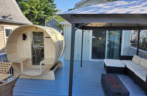 Fox River Grove Cottage | Riverfront Cottage/sauna/kayaks/dock/firepit
