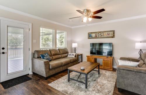 Saint Amant House | Riverfront Family Retreat w/Yard in Saint Amant