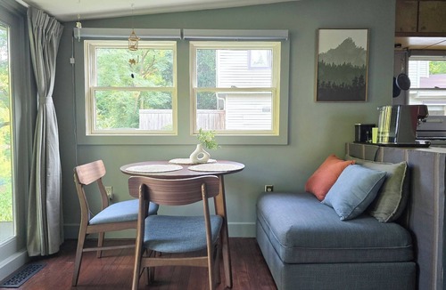 Rocky Ripple Cottage | Riverfront getaway peaceful retreat