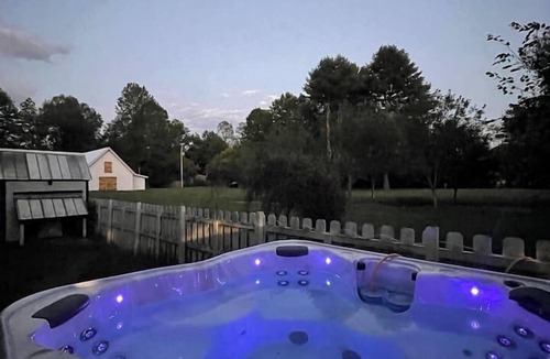 Townsend House | Riverfront getaway, Walking distance to Awesome!